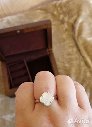 Серебряное кольцо с перламутром в стиле Van Cleef