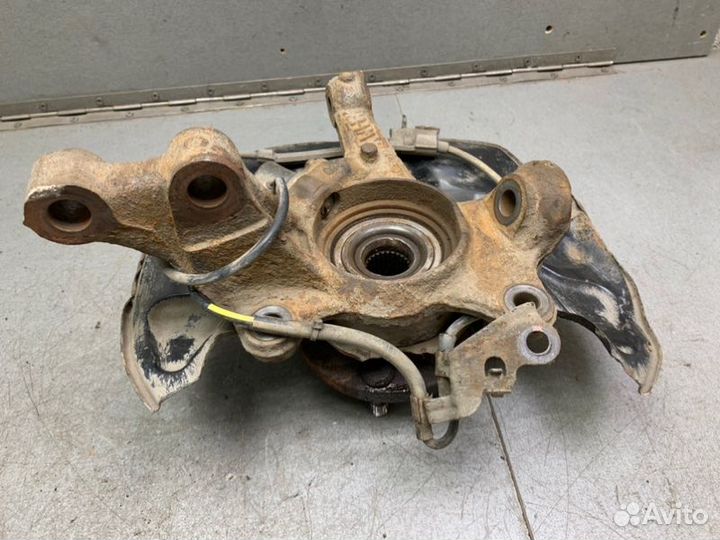 Поворотный кулак передний правый Toyota Avensis