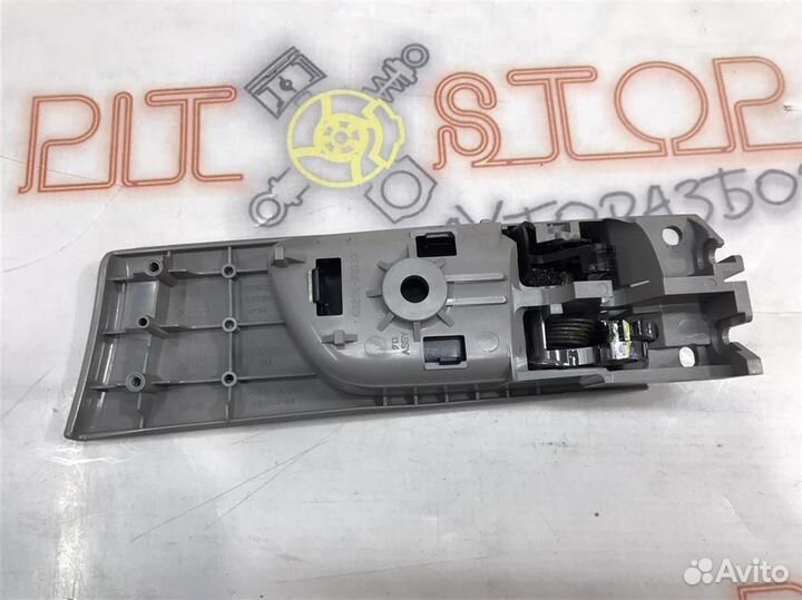 Внутренняя ручка задней левой двери Toyota Windom