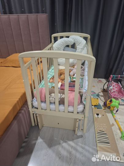Кроватка для новорожденных с маятником