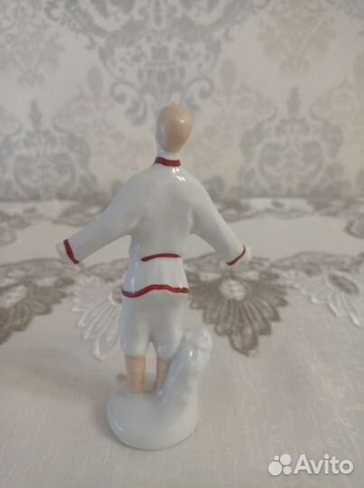 Статуэтка фарфор