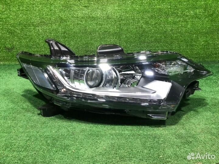 Фара правая Mitsubishi Outlander