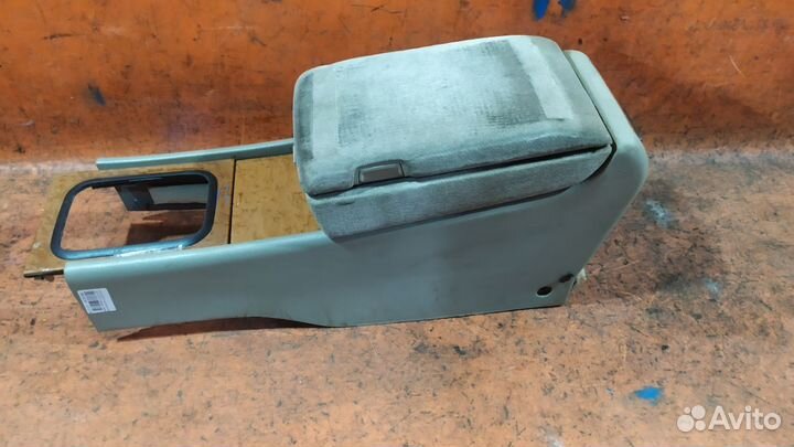 Подлокотник на Nissan Cedric HY34