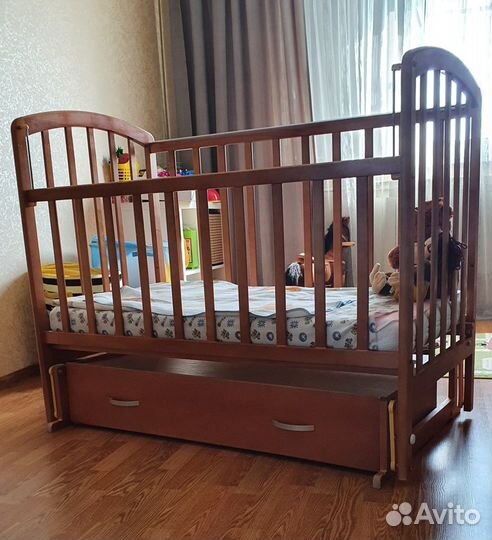 Детская кроватка с маятником и ящиком