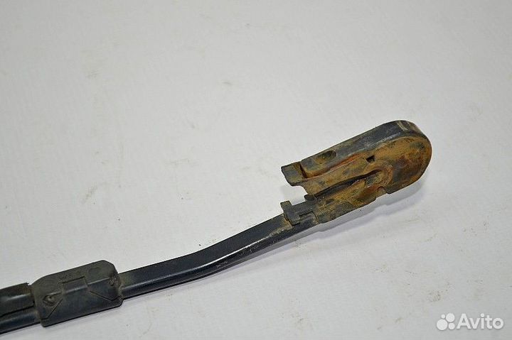 Поводок/Дворникодержатель лобовое стекло, правый D