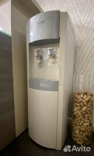 Кулер для воды напольный Family