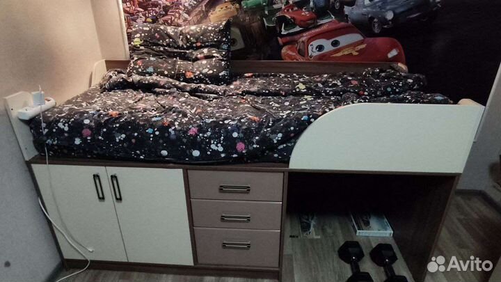 Кровать детская высокая с выдвижным столом