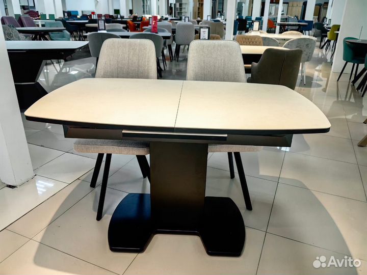 Стол обеденный белый