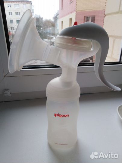 Молокоотсос ручной плюс бутылочка и соски Pigeon