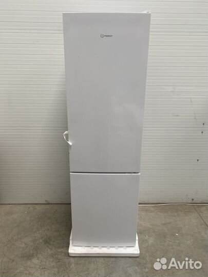 Холодильник Indesit ITR 4200 W белый 195см