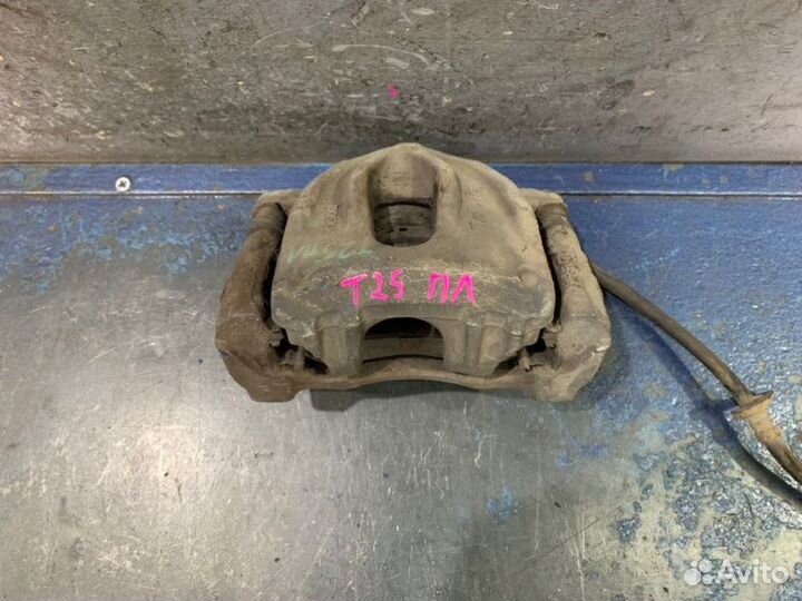 Суппорт передний левый Toyota Avensis T25