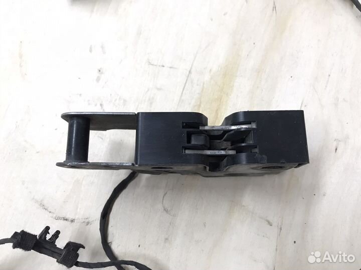 Замок капота 3AB823509C Passat B7