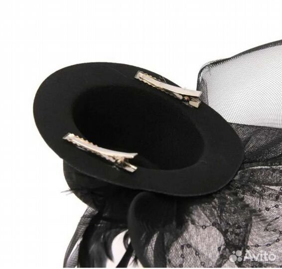 Шляпка с вуалью и перьями