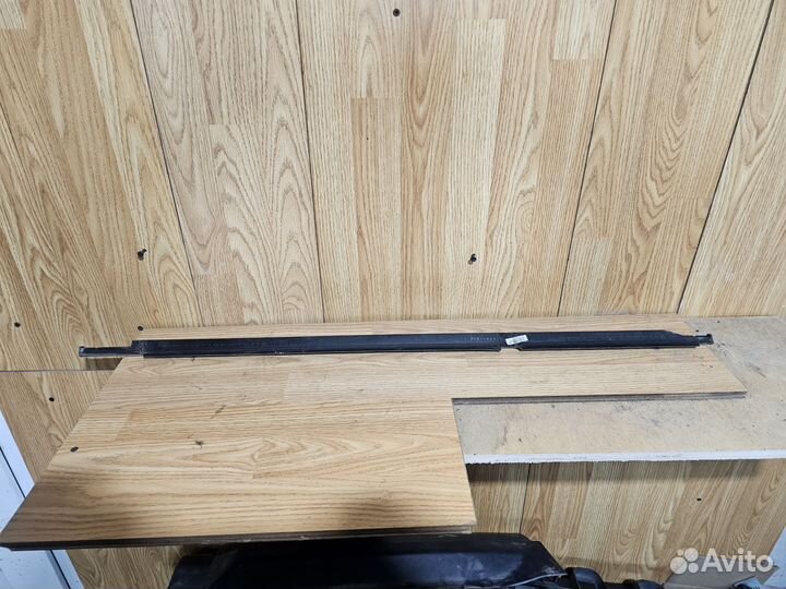 Молдинг стекла задний левый Volkswagen Tiguan