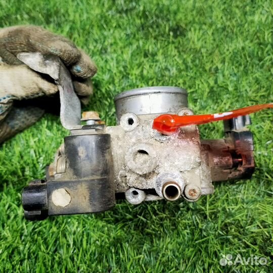 Дроссельная заслонка Toyota Avensis (T220) I