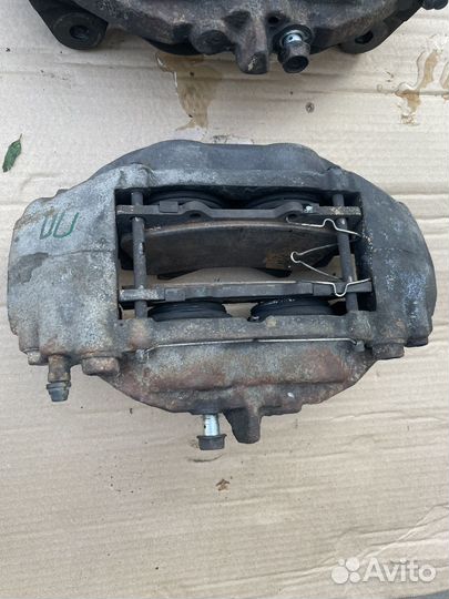 Суппорт тормозной передний Lexus LX570