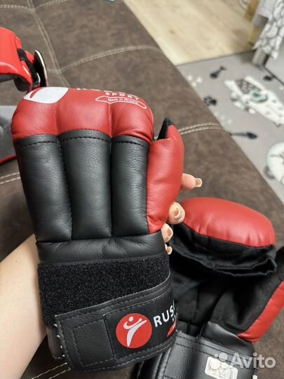 Шлем, перчатки и защита для рукопашного боя