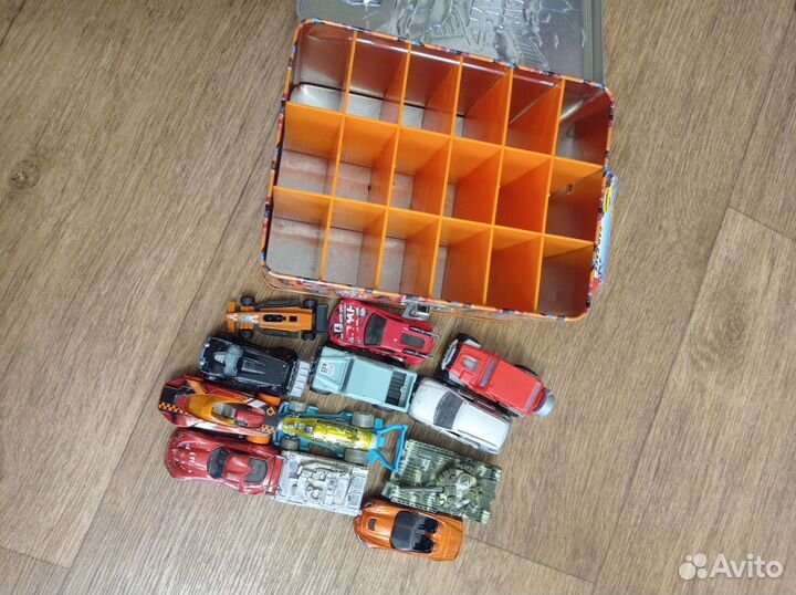 Hot wheels кейс плюс машинки