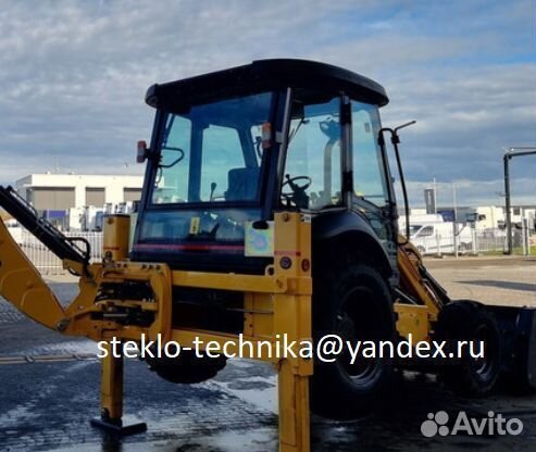 Стекло кузовное левое на New Holland B80B