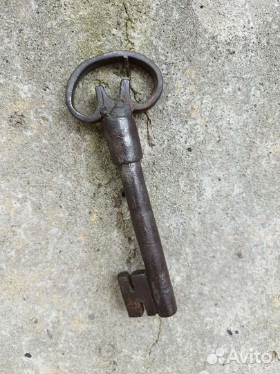 1).Старинный амбарный ключ в коллекцию
