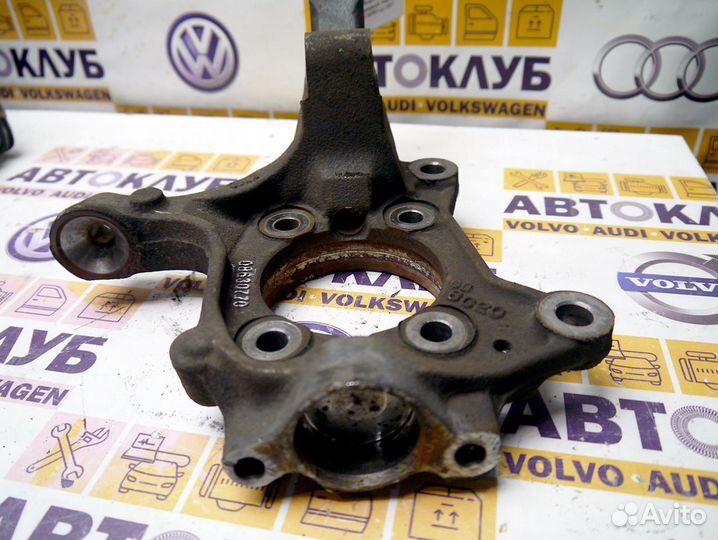 Кулак поворотный передний левый Вольво XC90 до 200