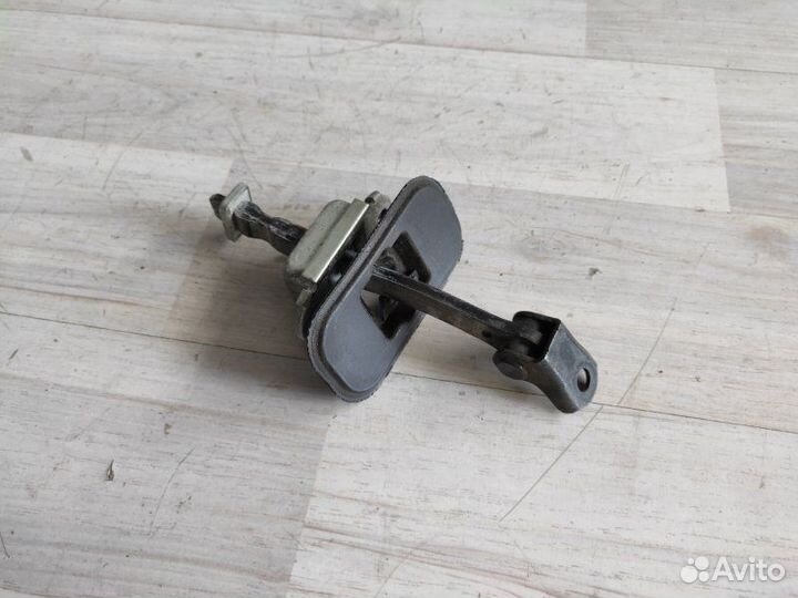 Ограничитель двери задний левый Nissan Qashqai Vi