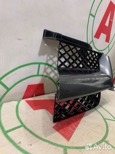 Решетка радиатора передняя левая Mitsubishi