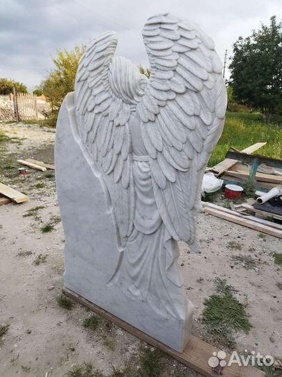 Памятник,скульптура из белого мрамора