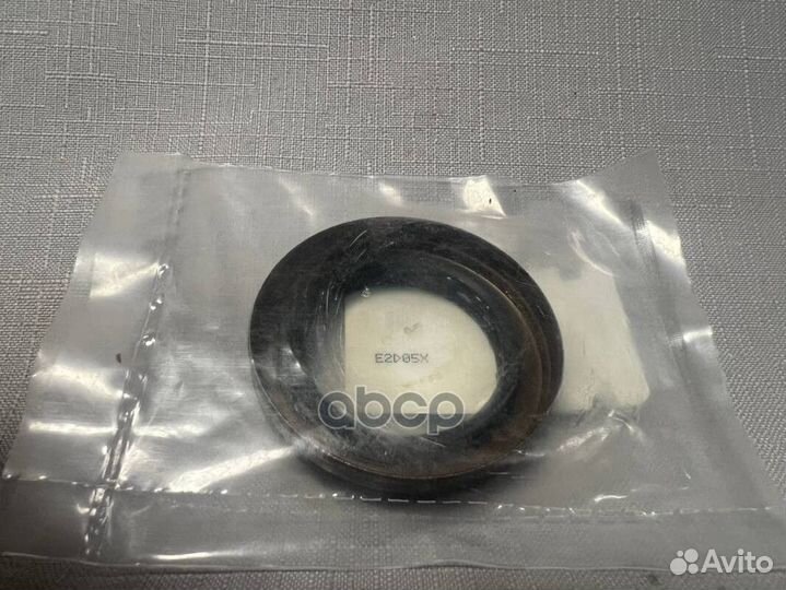 Сальник привода в угловом редукторе (рез)