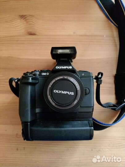 Olympus om-d e-m5 kit с батарейной ручкой