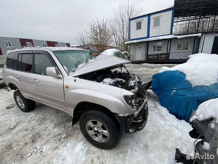 В разборе Toyota Land Cruiser 100 2000 год