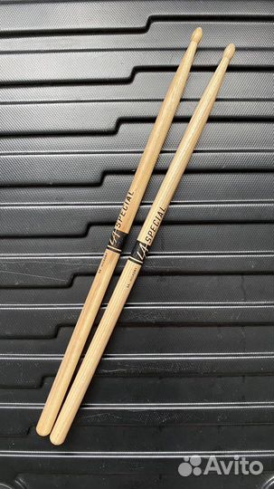 Тренировочный пэд и барабанные палочки