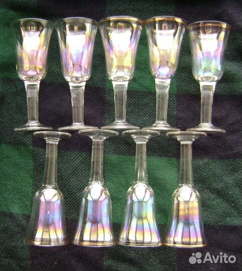 Старинный графин с рюмками на подносе