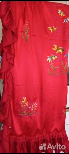 Красное шёлковое покрывало с вышивкой