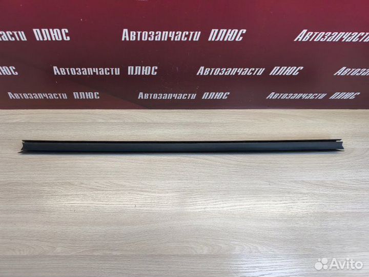 Уплотнитель стекла двери внутренний передний левый