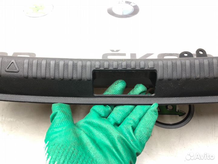 Накладка замка багажника Skoda Octavia A7 (5E)