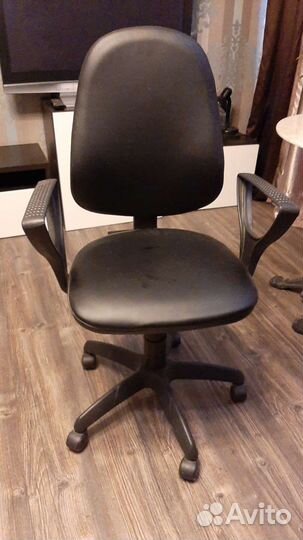 Компьютерный стол и кресло