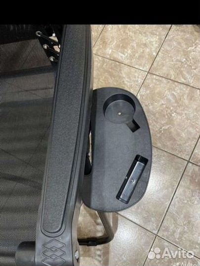 Кресло с козырьком и подстаканником