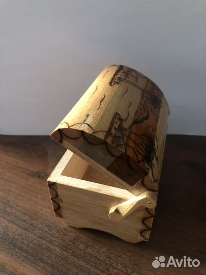 Деревянная шкатулка