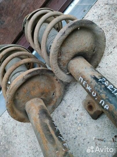 Стойка подвески передняя левая Peugeot Partner