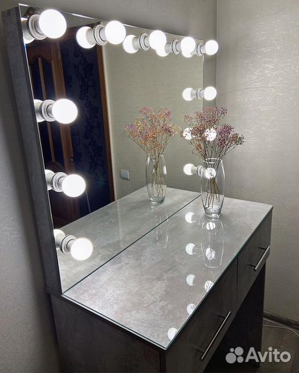 Гримёрный стол с безрамным зеркалом