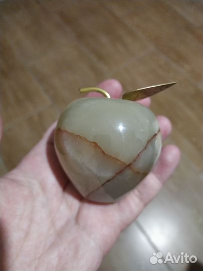 Часы из оникса яблоко