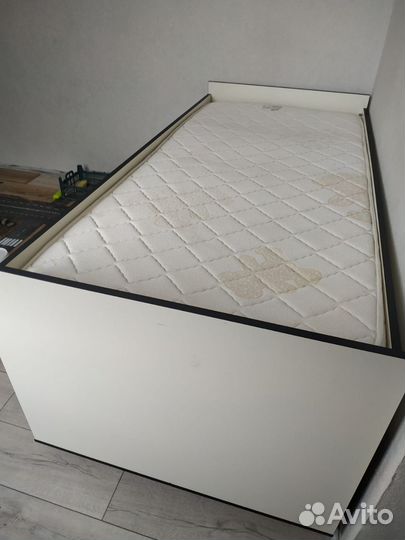 Кровать с матрасом