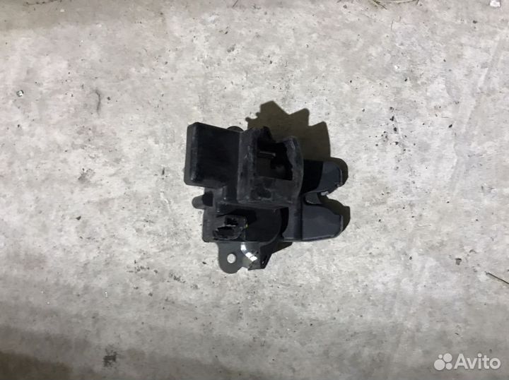 Замок крышки багажника Hyundai Solaris