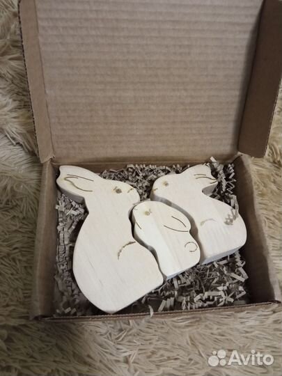 Деревянные фигурки семья зайчиков