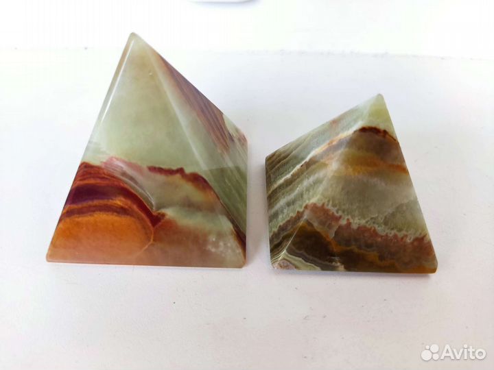 Пирамиды из оникса парой