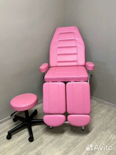 Педикюрное кресло розовое с тележкой