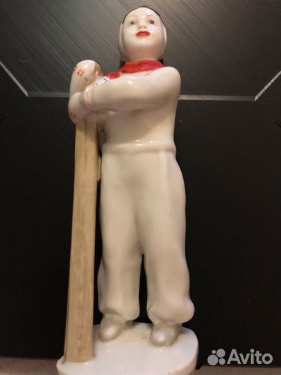 Статуэтка «Девочка с лыжами»