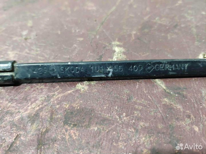 Поводок стеклоочистителя левый Skoda Octavia