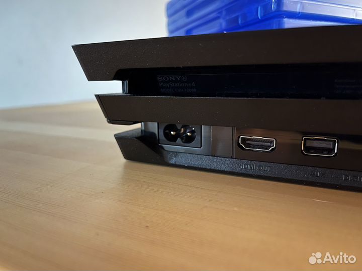 Sony PS4 pro 7208 1tb +4 игры на дисках